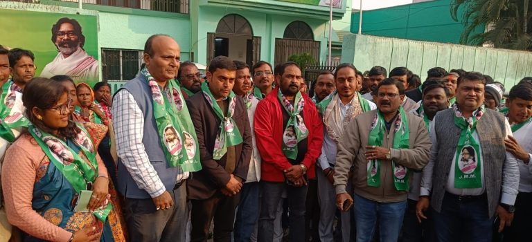 आम आदमी पार्टी के लोगों ने झामुमो का दामन थांमा