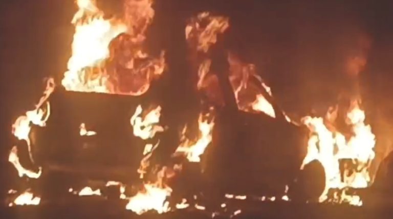 कार जलकर राख