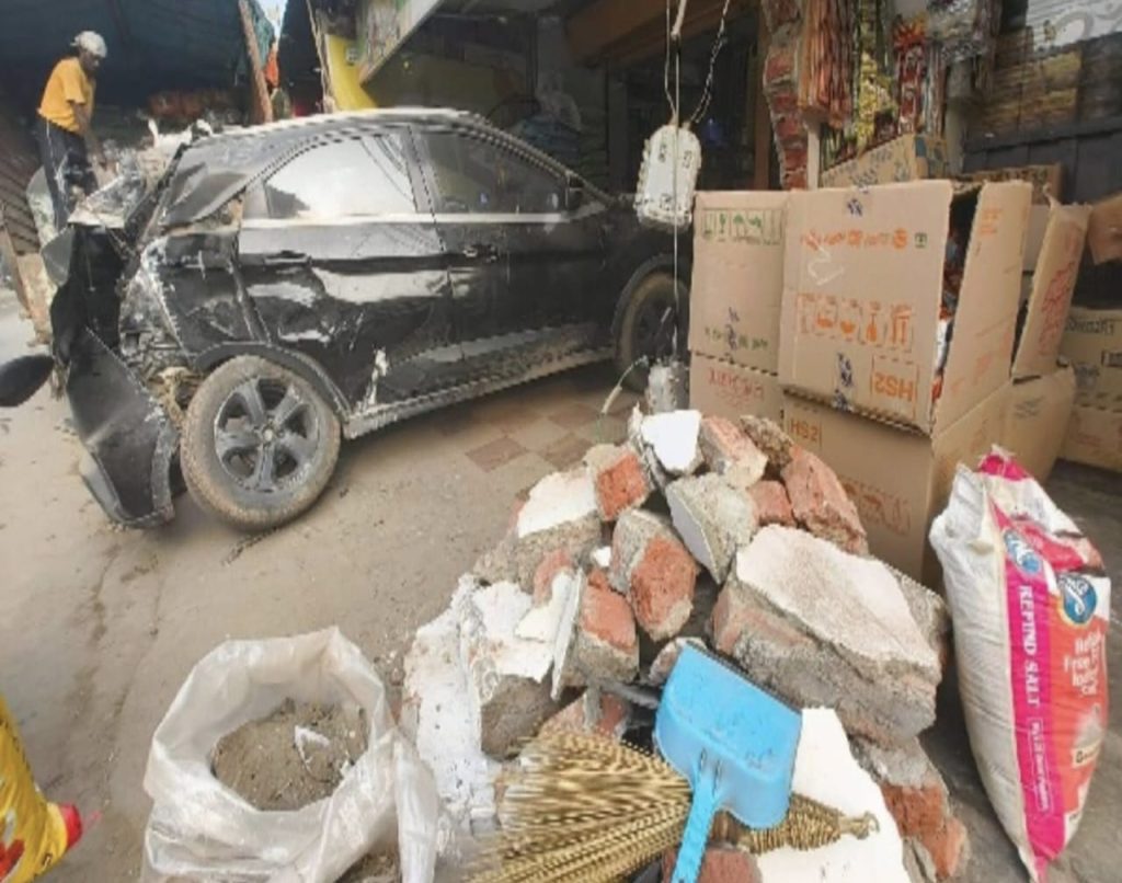 खड़ी कार को मारी टक्कर