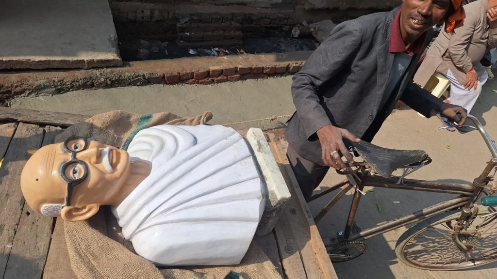 गांधी जी की टूटी प्रतिमा ठेले पर