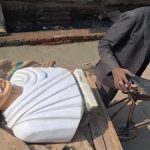 गांधी जी की टूटी प्रतिमा ठेले पर