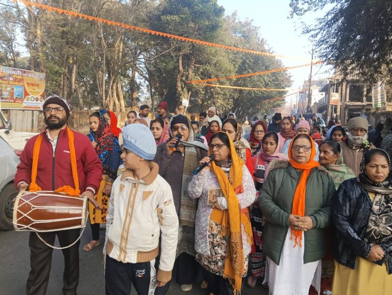 गुमला में प्रभात फेरी और कीर्तन