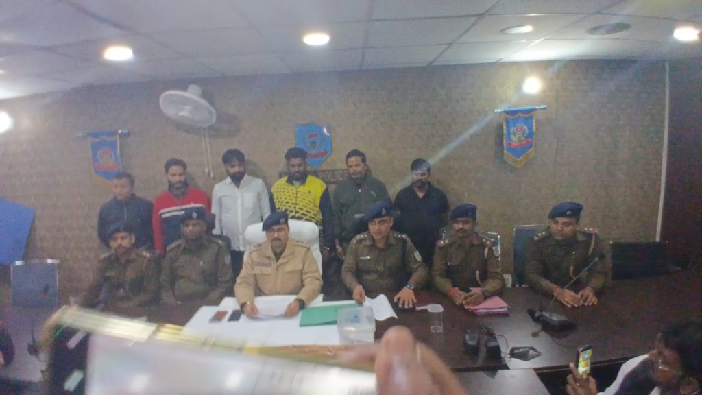 छह गिरफ्तार