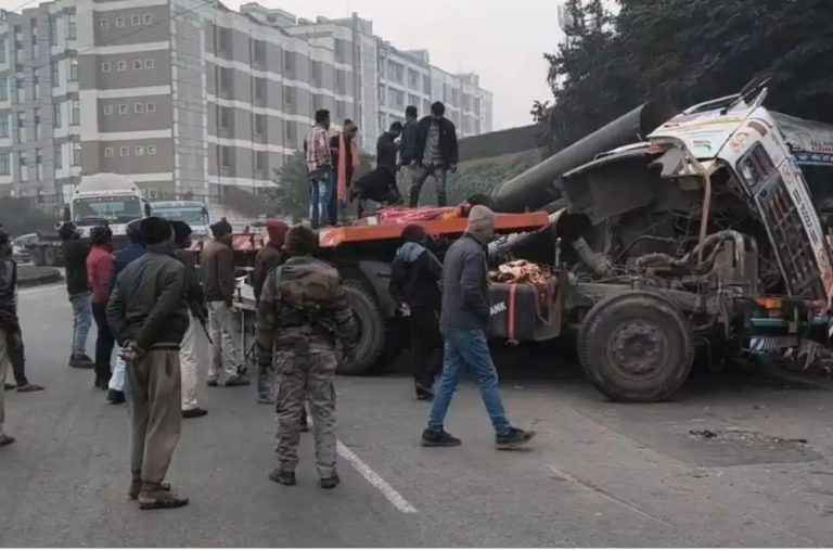 ट्रेलर पलटा