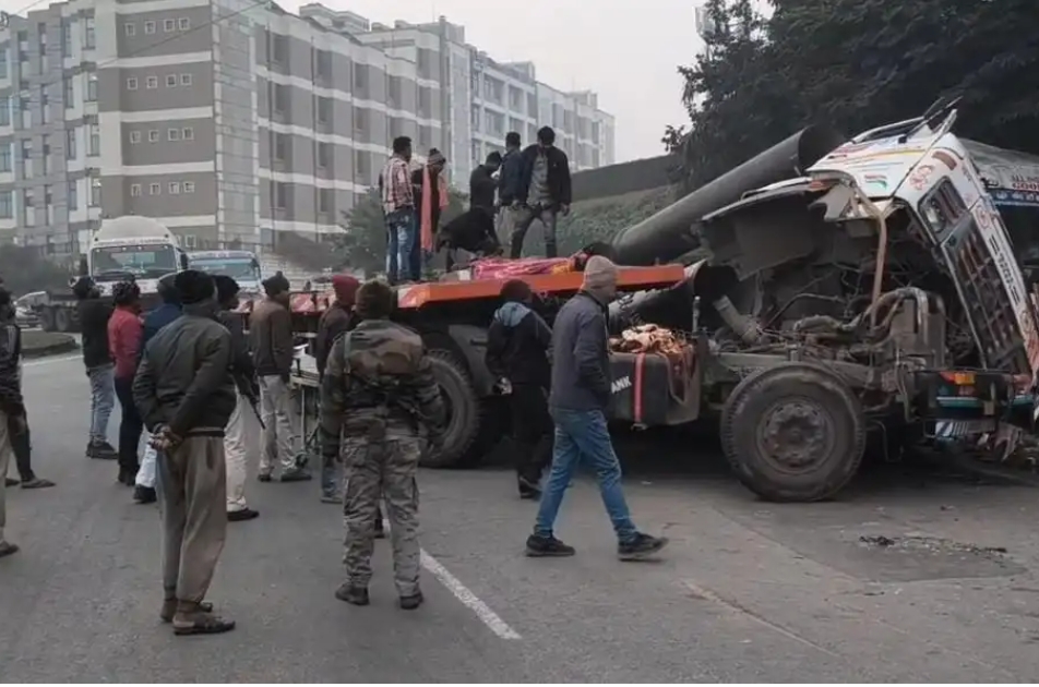 ट्रेलर पलटा
