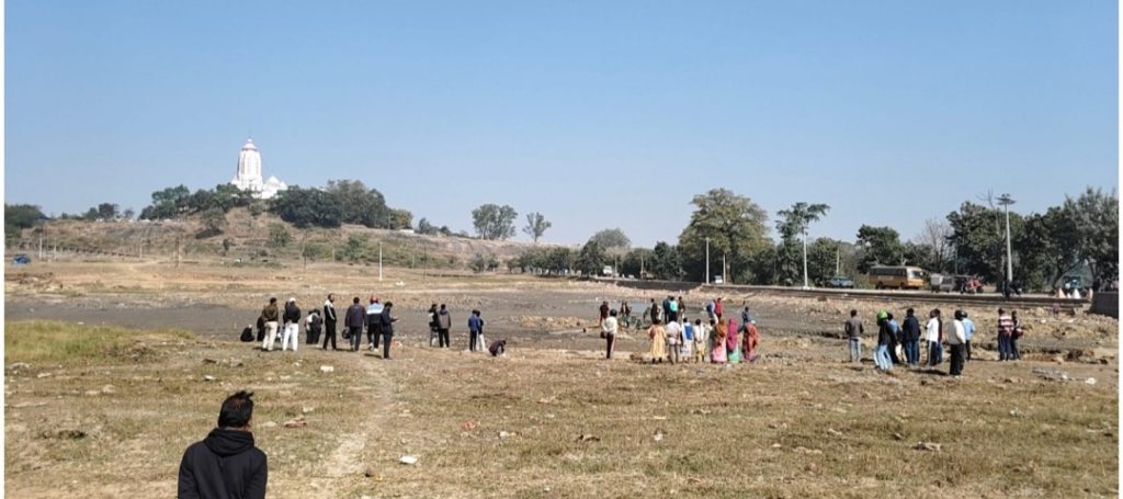 तालाब से मिला अज्ञात व्यक्ति का शव