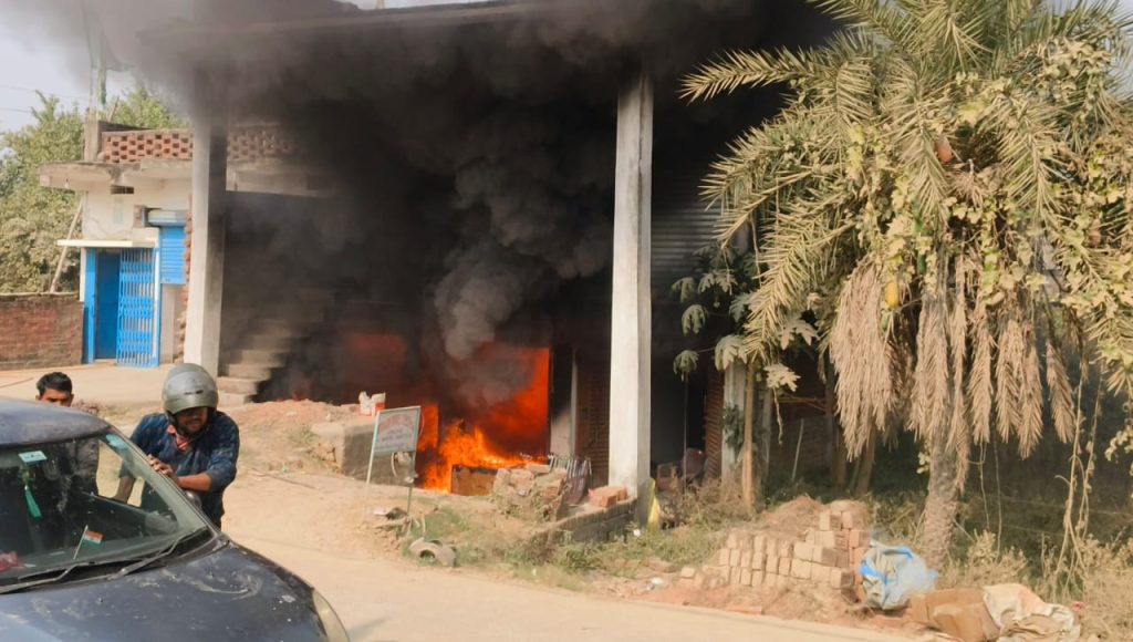 मोटर पार्ट्स दुकान में लगी आग