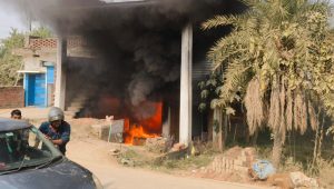 मोटर पार्ट्स दुकान में लगी आग