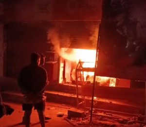 मोबाइल दुकान में भीषण आग