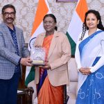 लोकभवन में राष्ट्रपति से मिले मुख्यमंत्री हेमंत और विधायक कल्पना सोरेन