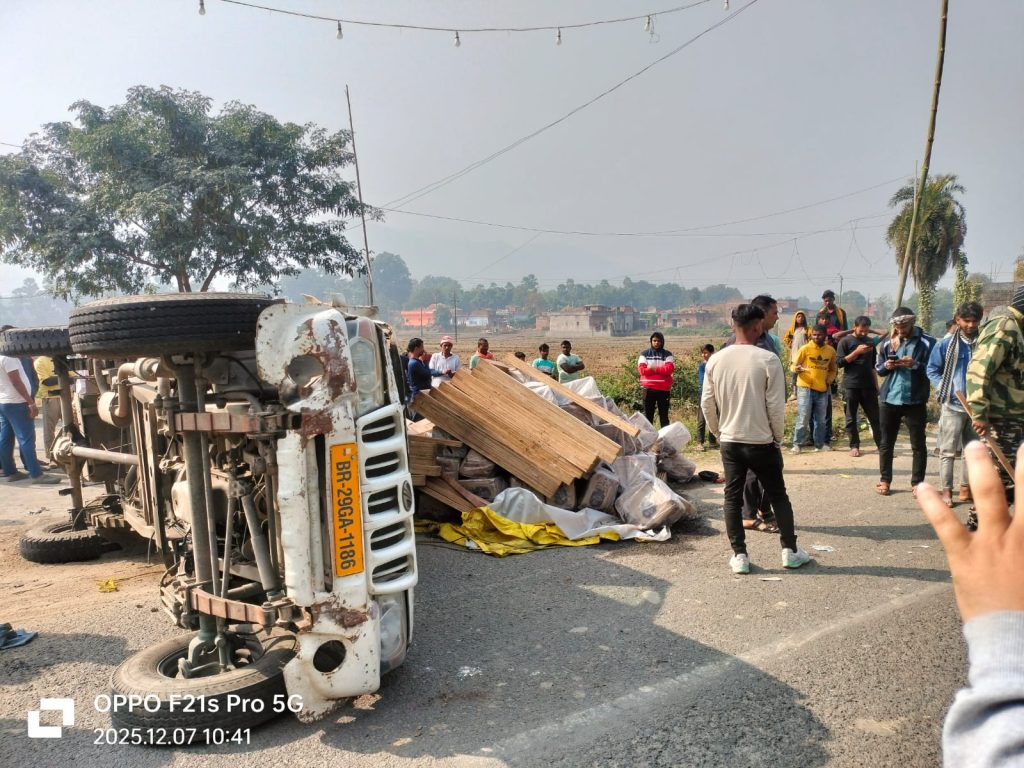 शराब की बोतलें सड़क पर बिखरी
