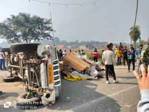 शराब की बोतलें सड़क पर बिखरी