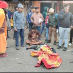स्कूल बस की चपेट में आने से युवक की मौत