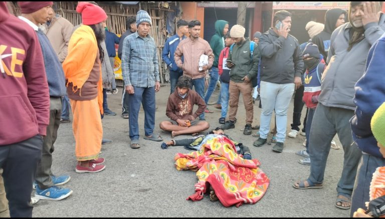 स्कूल बस की चपेट में आने से युवक की मौत