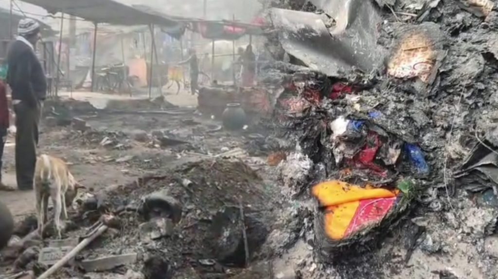 13 दुकानें जलकर खाक