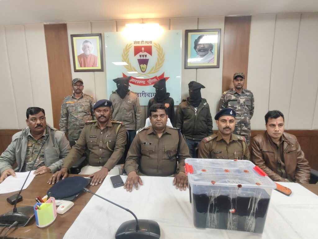 अफीम के साथ तीन गिरफ्तार