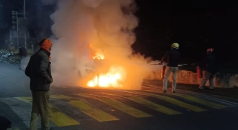 चलती कार में लगी आग