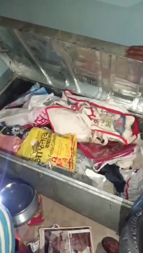 चोरों ने तीन घरों को बनाया