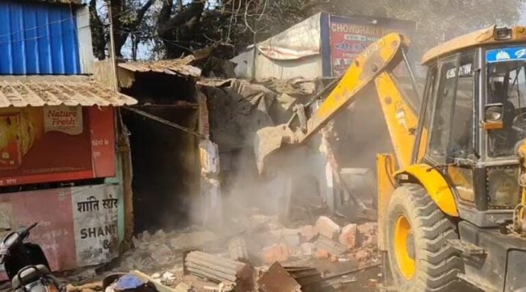 दुकान-मकान ध्वस्त
