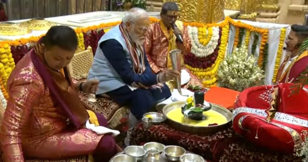 प्रधानमंत्री मोदी ने प्रथम ज्योतिर्लिंग सोमनाथ मंदिर में रुद्राभिषेक 01