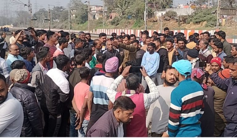 बस ने स्कूटी को कुचला