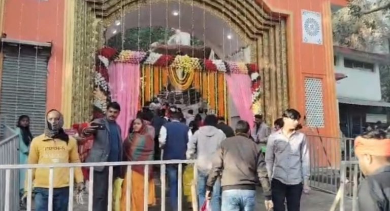 मंदिरों में उमड़ी श्रद्धालुओं की भीड़