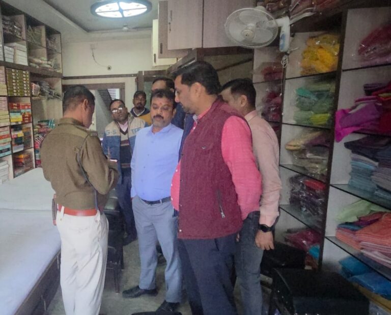 मेंगिरिडीह तीन कपड़ा दुकानों में लाखों की चोरी