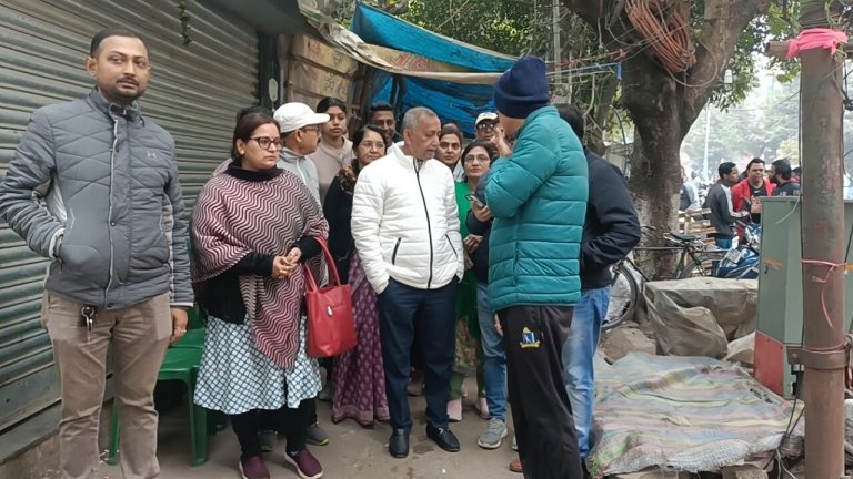 विधान मार्केट और खुदीरामपल्ली में मेयर गौतम देव का जनसंपर्क अभियान 01