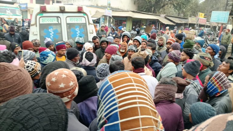 शव को रखकर किया सड़क जाम