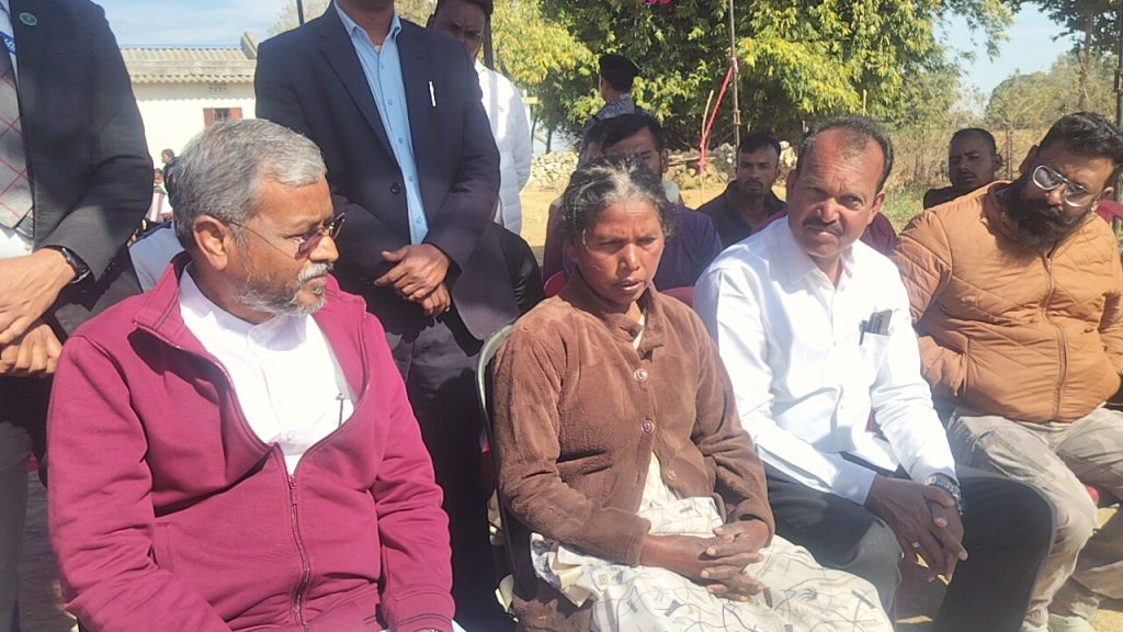 सोमा मुंडा के परिजनों से मिले पूर्व मुख्यमंत्री बाबूलाल मरांडी