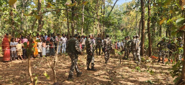 एयरक्राफ्ट के मलबे को देखने के लिए पहुंच रहे लोग