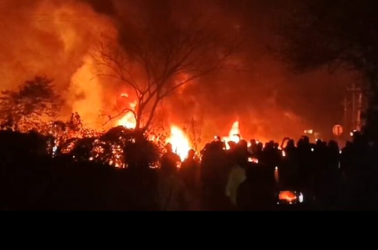 कंटेनर-हाइवा के बीच टक्कर में लगी आग