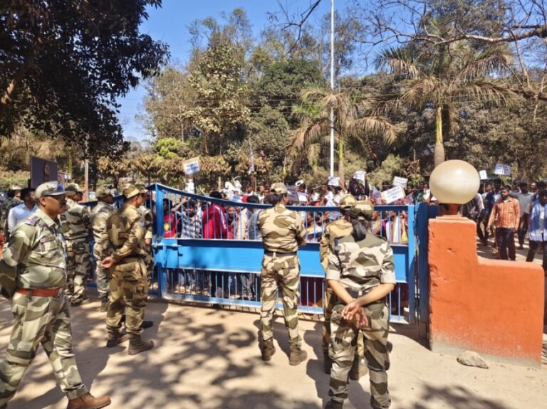 ग्रामीणों का सेल प्रबंधन के खिलाफ किया प्रदर्शन