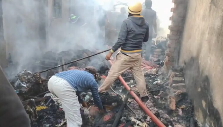 टेंट हाउस के गोदाम में भीषण आग