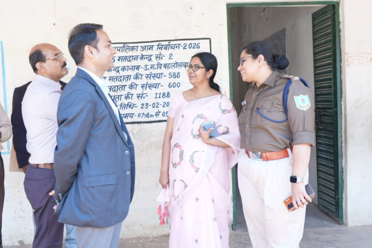 डीसी-एसपी ने बूथों का किया निरीक्षण