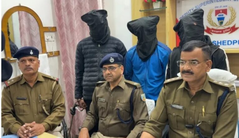 तीन आरोपित गिरफ्तार