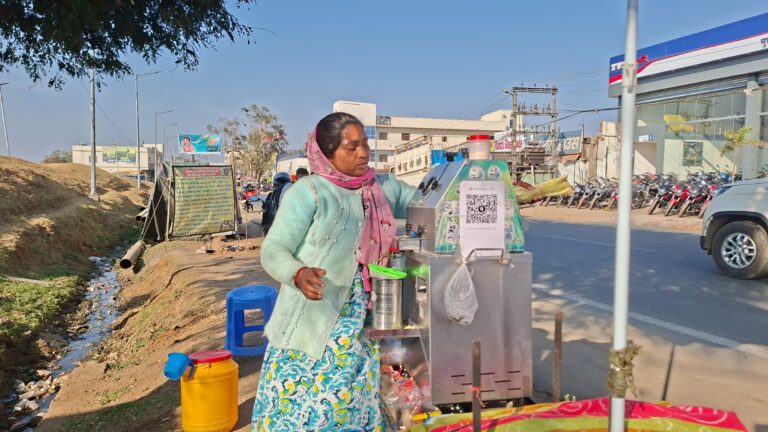 दिनदहाड़े महिला से लूटे रुपये