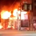 दो दुकानें जलकर राख