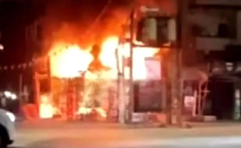 दो दुकानें जलकर राख