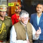 राज्यपाल संतोष कुमार गंगवार ने डाला वोट