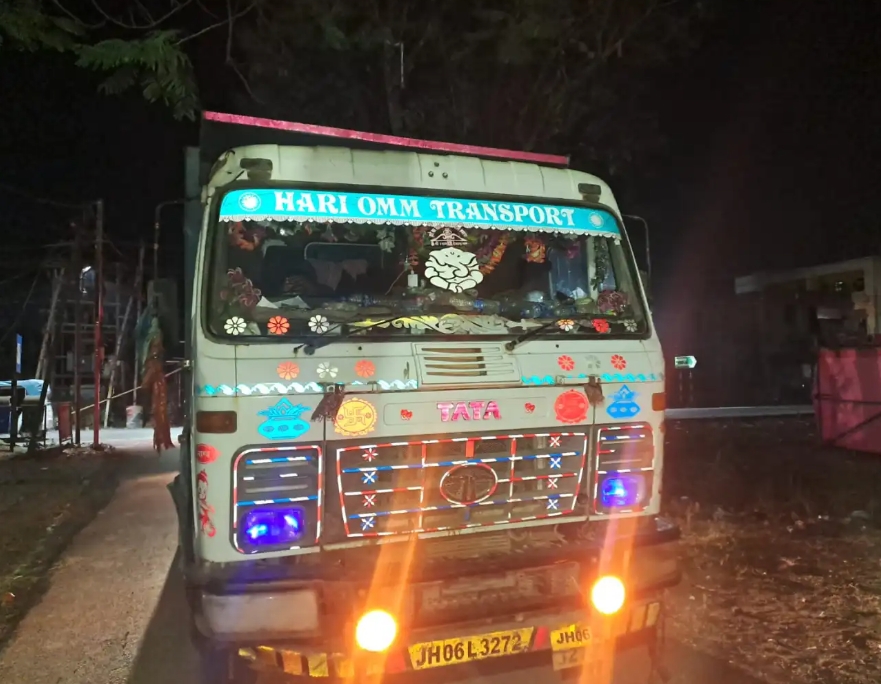 हाईवा और डंपर जब्त