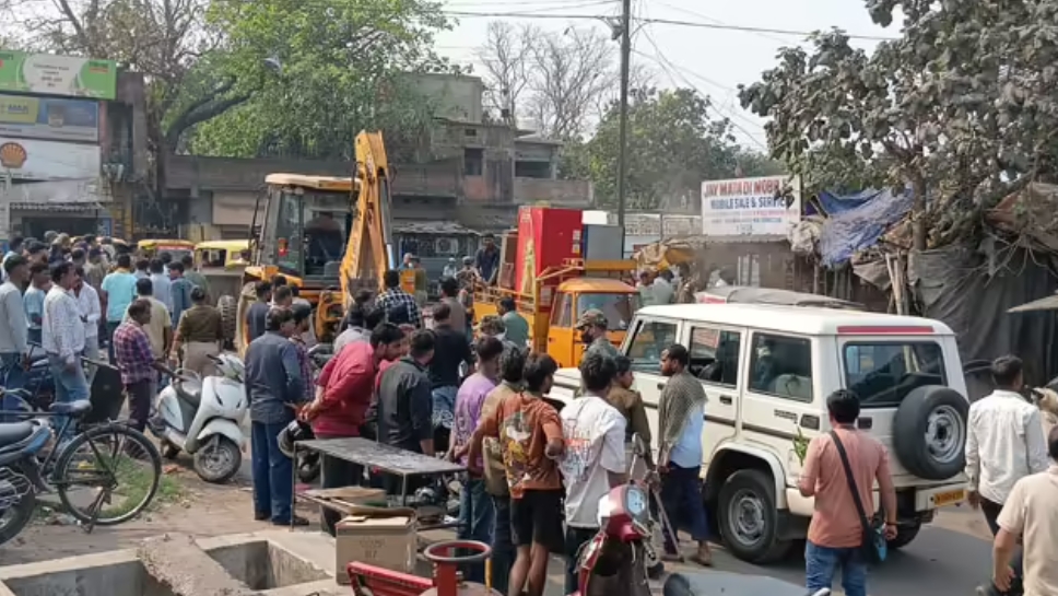 50 साल पुरानी दुकानों पर चला बुलडोजर