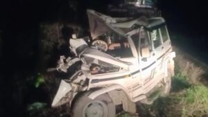 आगरा में पेड़ टकराई बोलेरो