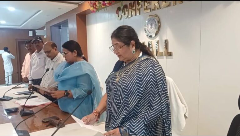 आयुक्त ने दिलाई शपथ