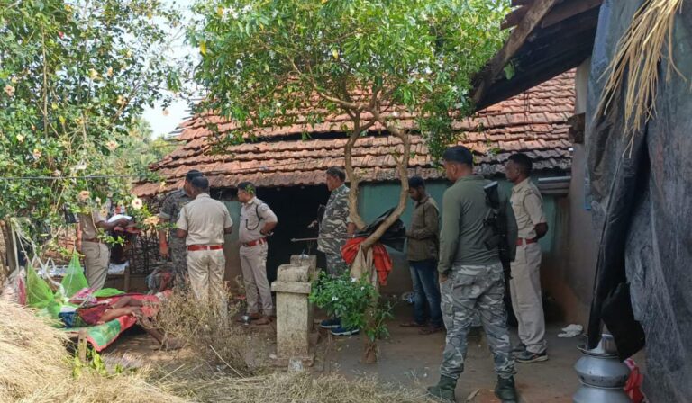 एक ही परिवार के तीन लोगों की हत्या