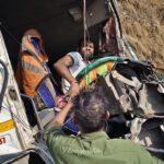 केबिन में फंसा चालक