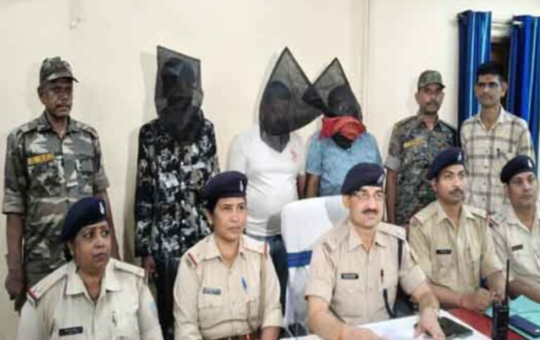 चोरी के तीन आरोपित गिरफ्तार