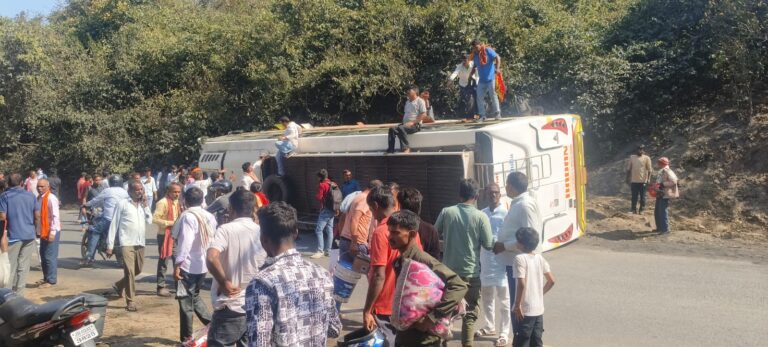 टायर फटने से स्लीपर बस पलटी