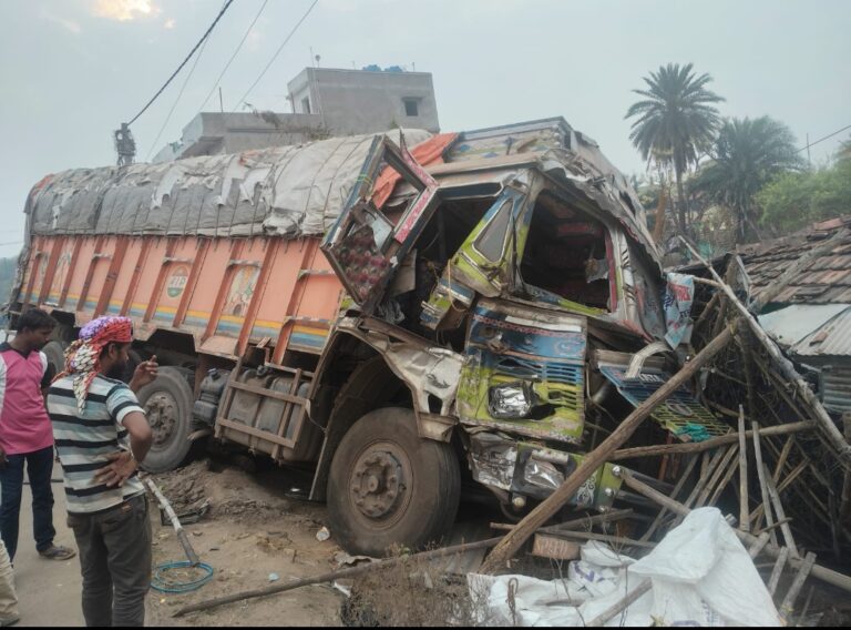 ट्रक पोल्ट्री दुकान में घुसा