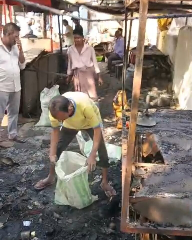 दुकानों में लगी आग 2